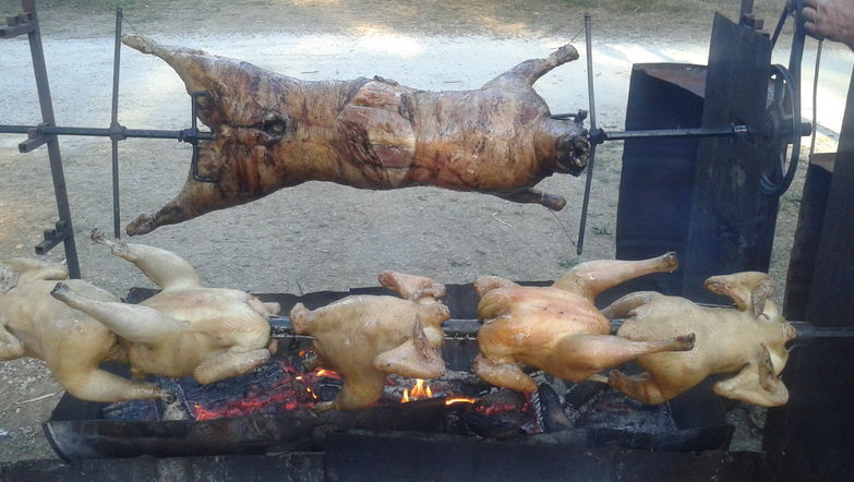 Agneau et poulets fermiers à la broche